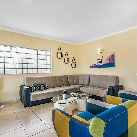 Charlota Αλμπουφέιρα